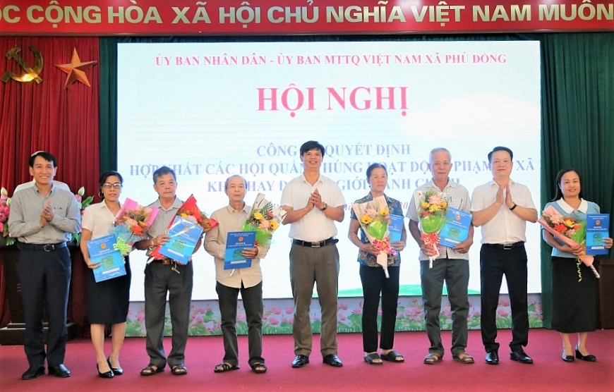 Lãnh đạo xã Phù Đồng, TP Hà Nội trao Quyết định hợp nhất các Hội quần chúng, trong đó có Hội NCT.