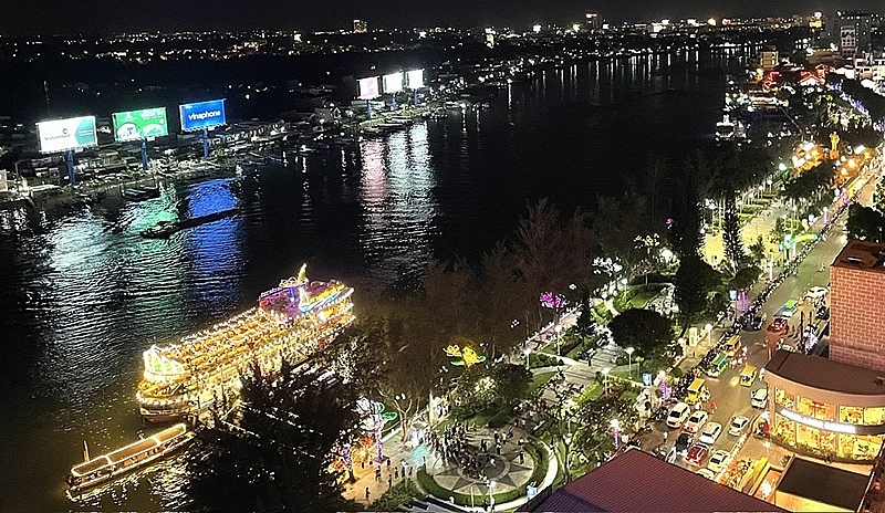 Sông nước Cần Thơ vào đêm. 