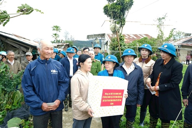 Bà Bùi Thị Minh Hoài, Ủy viên Bộ Chính trị, Bí thư Trung ương Đảng, Chủ tịch Ủy ban Trung ương MTTQ Việt Nam trao hỗ trợ, động viên các hộ bị thiệt hại nặng bởi thiên tai tại xã Ka Đô, tỉnh Lâm Đồng từ nguồn vận động của Ban Vận động cứu trợ Trung ương