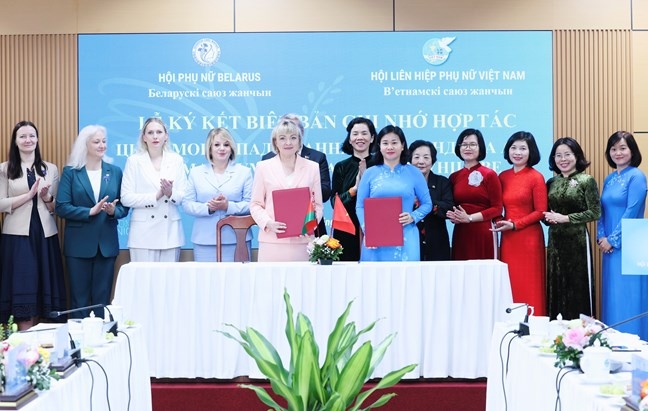 Bà Nguyễn Thị Tuyến - Ủy viên TƯ Đảng, Phó Chủ tịch UBTƯ MTTQ Việt Nam, Chủ tịch Hội LHPN Việt Nam và bà Olga Aleksandrovna Shpilevskaya - Chủ tịch Hội Phụ nữ Belarus - ký kết biên bản hợp tác giữa 2 tổ chức