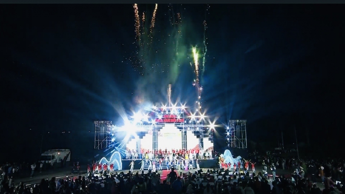 Màn bắn pháo hoa nghệ thuật chào năm mới ở Lâm Đông