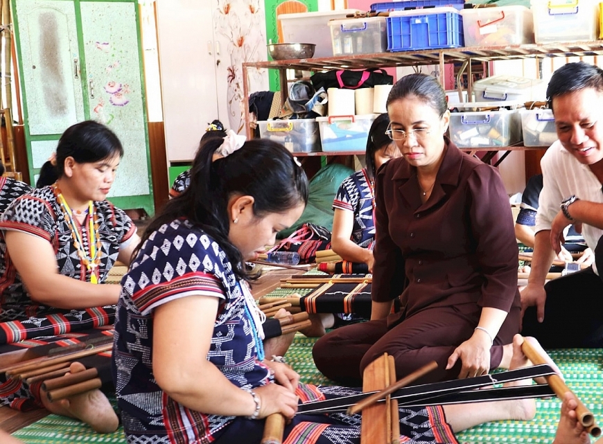 Phó Chủ tịch UBND TP Đà Nẵng Nguyễn Thị Anh Thi thăm, khảo sát làng du lịch Bhơ Hôồng.