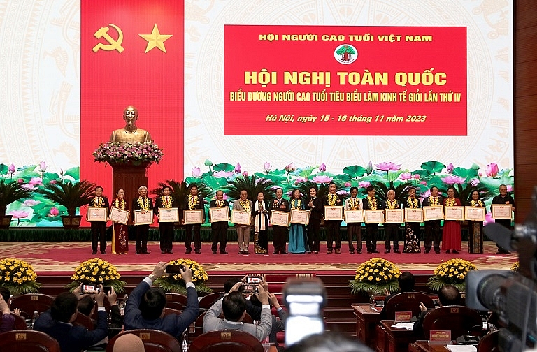 Già hóa dân số và kinh tế bạc: Khoảng trống thể chế trước một động lực tăng trưởng mới