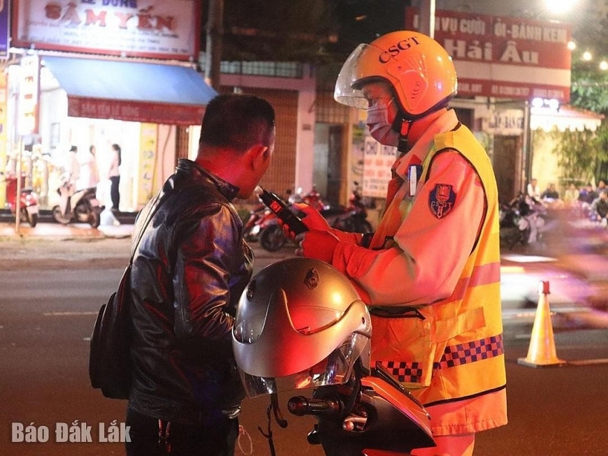 Lực lượng CSGT tăng cường kiểm tra nồng độ cồn đối với người điều khiển phương tiện tham gia giao thông (Nguồn ảnh: Báo Đắk Lắk).
