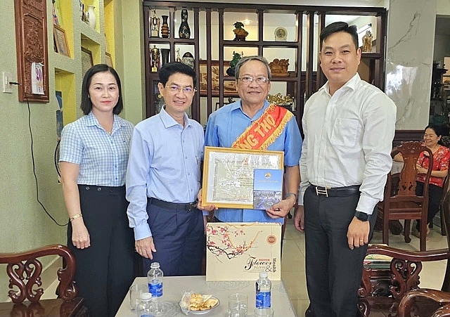 Lãnh đạo phường Tân Thành, tỉnh Cà Mau chúc thọ và mừng thọ Người cao tuổi nhân dịp kỷ niệm Ngày Quốc tế Người cao tuổi 1/10/2025.