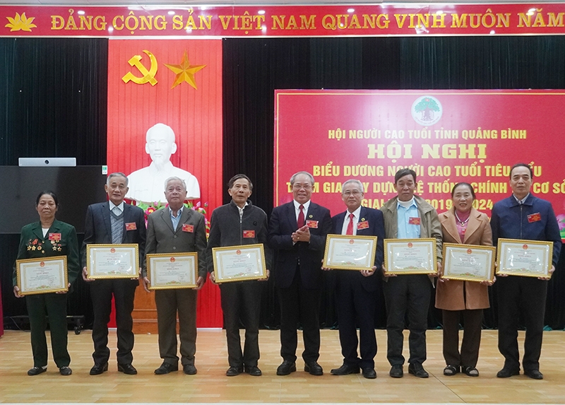 Trao Bằng khen của Chủ tịch UBND tỉnh cho cán bộ, hội viên có thành tích xuất sắc trong phong trào “NCT tham gia xây dựng hệ thống chính trị cơ sở, giai đoạn 2019-2024”