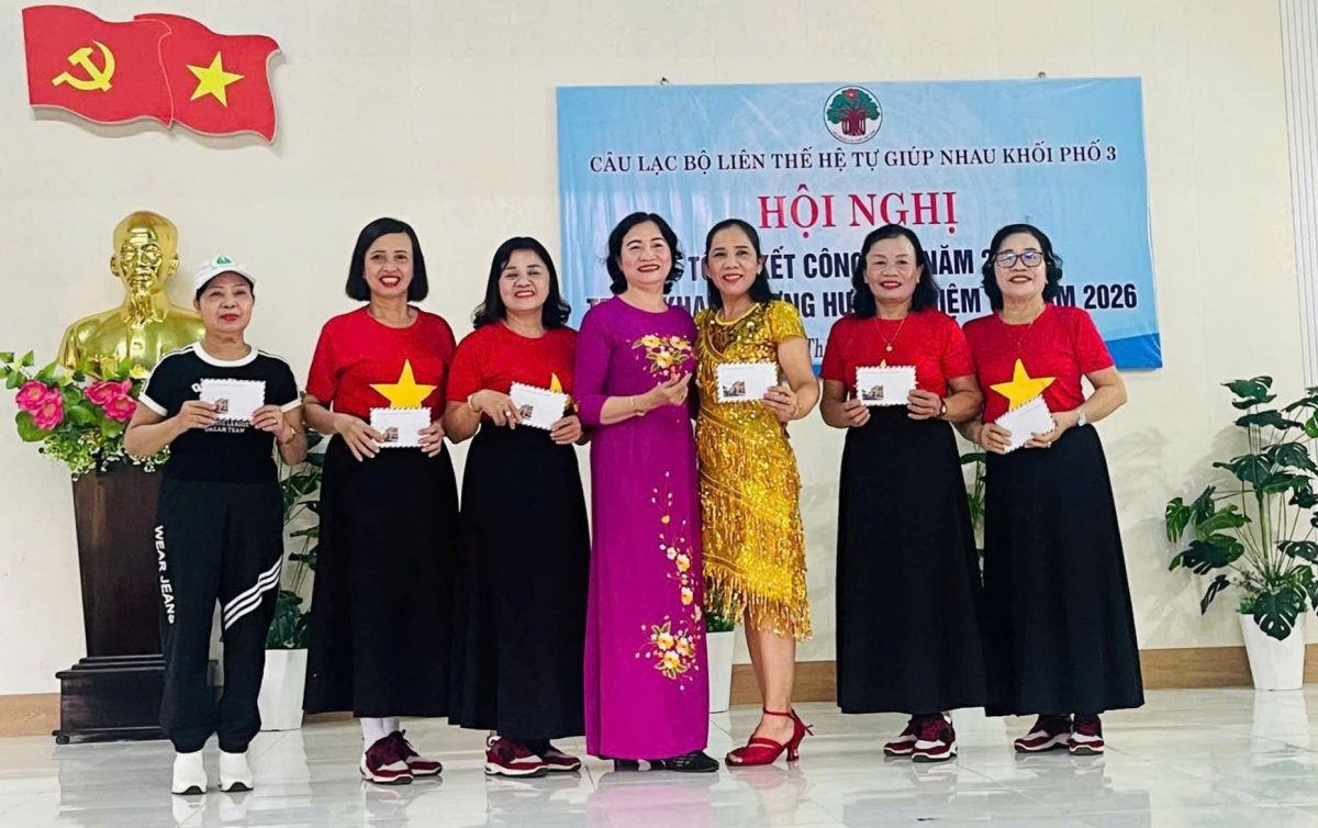 CLB LTHTGN khối 3 tặng quà tri ân các tập thể, cá nhân đóng góp xây dựng phong trào