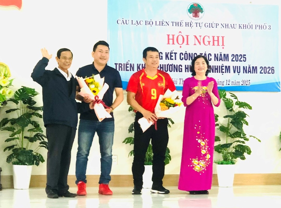 Tặng hoa tri ân nhà tài trợ CLB LTHTGN khối 3 tổ chức giải giao lưu bóng chuyền hơi nam và nữ