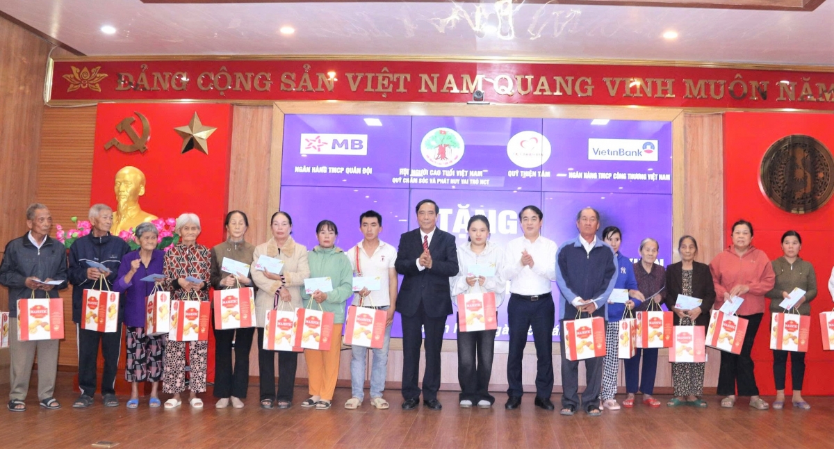 Chủ tịch Hội NCT Việt Nam Nguyễn Thanh Bình, Bí thư Tỉnh ủy Khánh Hòa  Nghiêm Xuân Thành tặng quà hỗ trợ NCT hoàn cảnh khó khăn của tỉnh khắc phục hậu quả thiên tai (1)