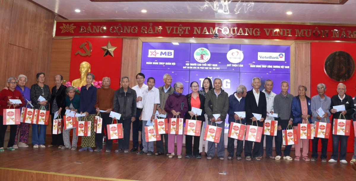 Hội NCT Việt Nam trao 500 triệu đồng hỗ trợ người cao tuổi Khánh Hòa khắc phục hậu quả thiên tai