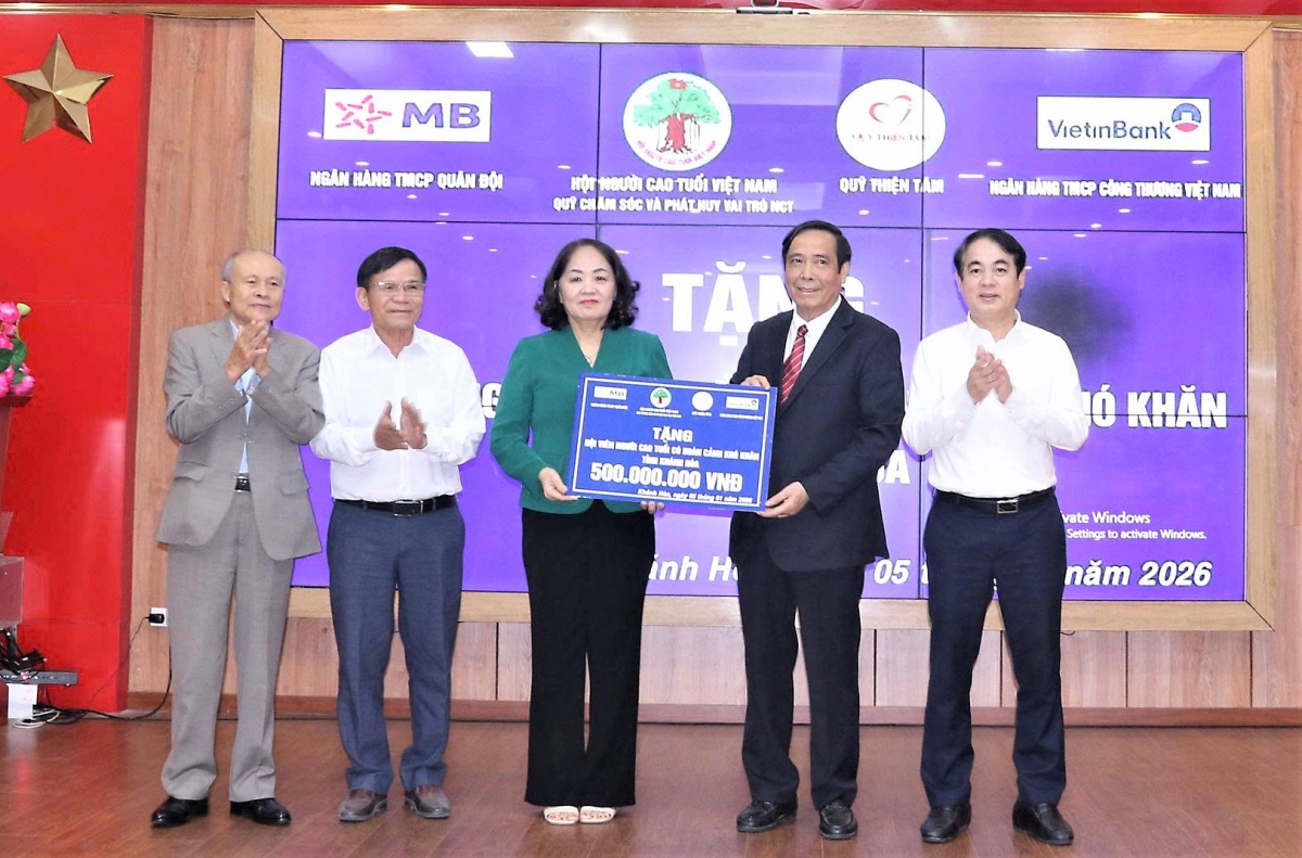 Chủ tịch Nguyễn Thanh Bình trao 500 triệu đồng hỗ trợ NCT hoàn cảnh khó khăn tỉnh Khánh Hòa khắc phục hậu quả báo lũ