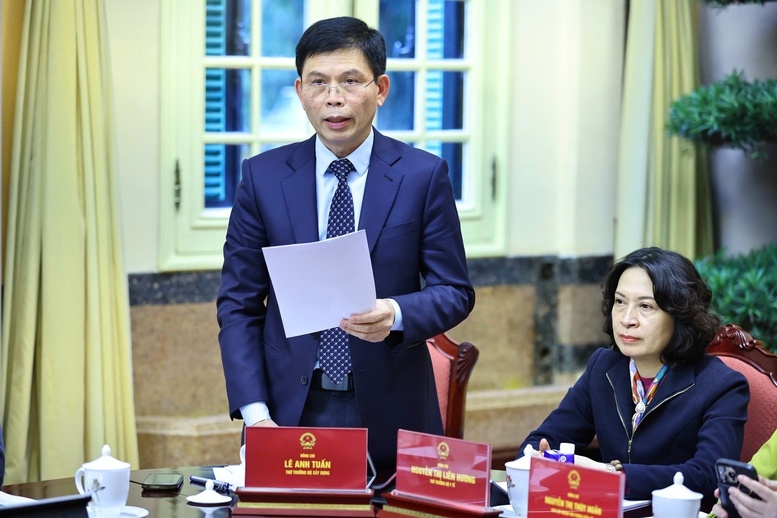 Ông Lê Anh Tuấn, Thứ trưởng Bộ Xây dựng giới thiếu về các luật do Bộ Xây dựng là cơ quan chủ trì soạn thảo.