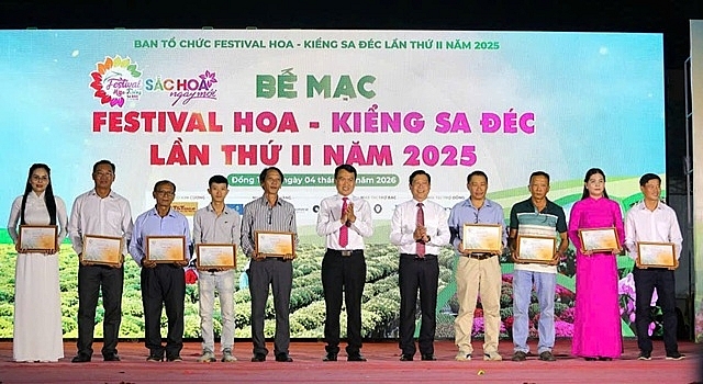 Ban Tổ chức vinh danh và trao giải cho các cá nhân đạt thành tích xuất sắc trong khuôn khổ Festival