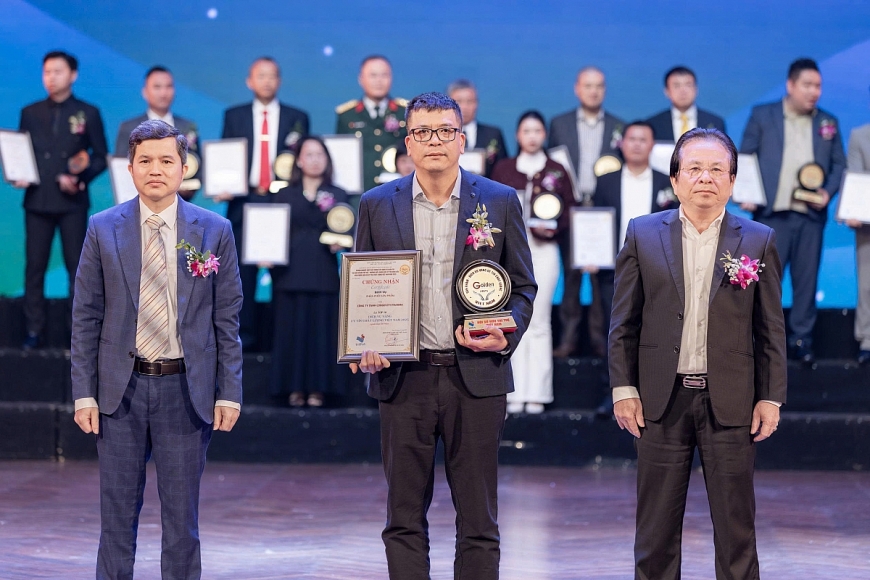  Ông Nguyễn Mạnh Tráng, Phó Giám đốc Longevity Pharma nhận chứng nhận Top 10 Sản phẩm – Dịch vụ vàng uy tín chất lượng Việt Nam 2025 cùng biểu trưng vinh danh từ Ban Tổ chức