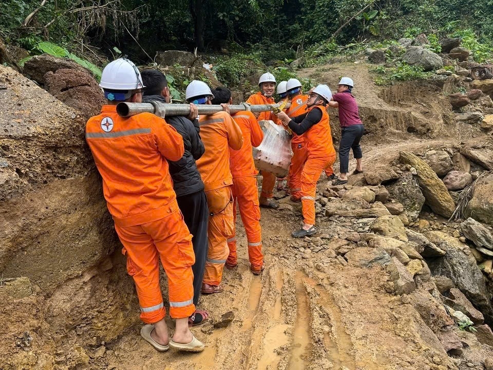 Cán bộ EVN hoàn thành chỉ tiêu cấp điện, sóng tại 129 thôn, bản