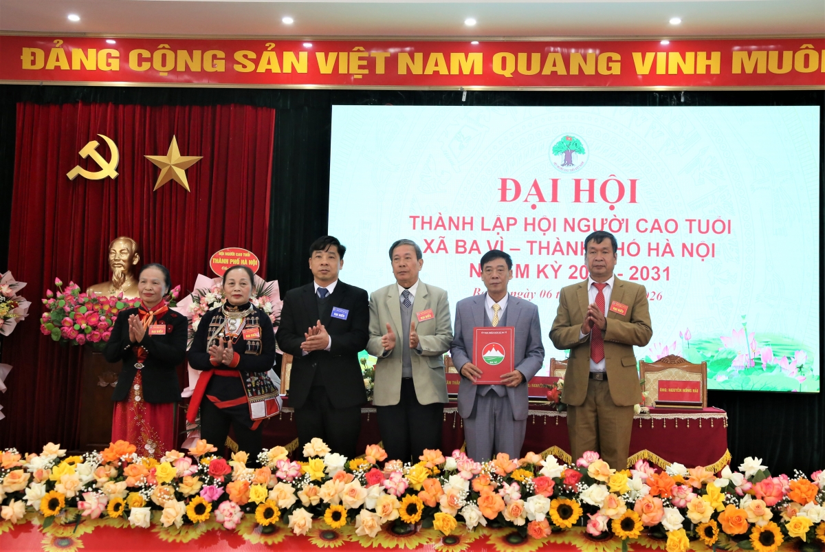 Lãnh dạo xã Ba Vì trao Quyết định thành lập Hội NCT xã