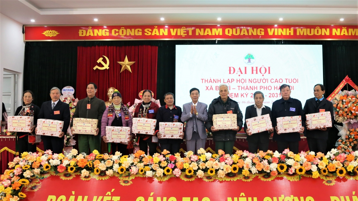 Tặng quà tri ân nguyên cán bộ Hội không tham gia Ban Chấp hành khóa mới