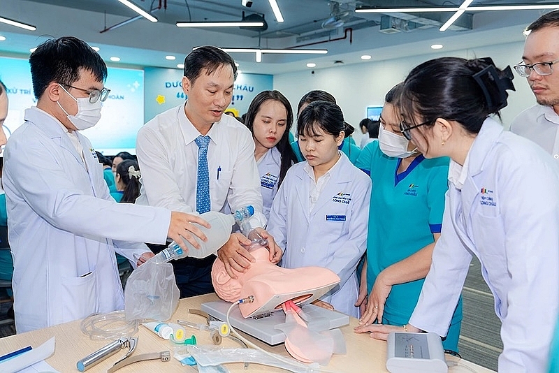 Long Châu liên tục phối hợp với các đơn vị y tế hàng đầu tổ chức hàng trăm buổi đào tạo nâng cao năng lực chuyên môn cho đội ngũ bác sĩ, dược sĩ, điều dưỡng, nhân viên