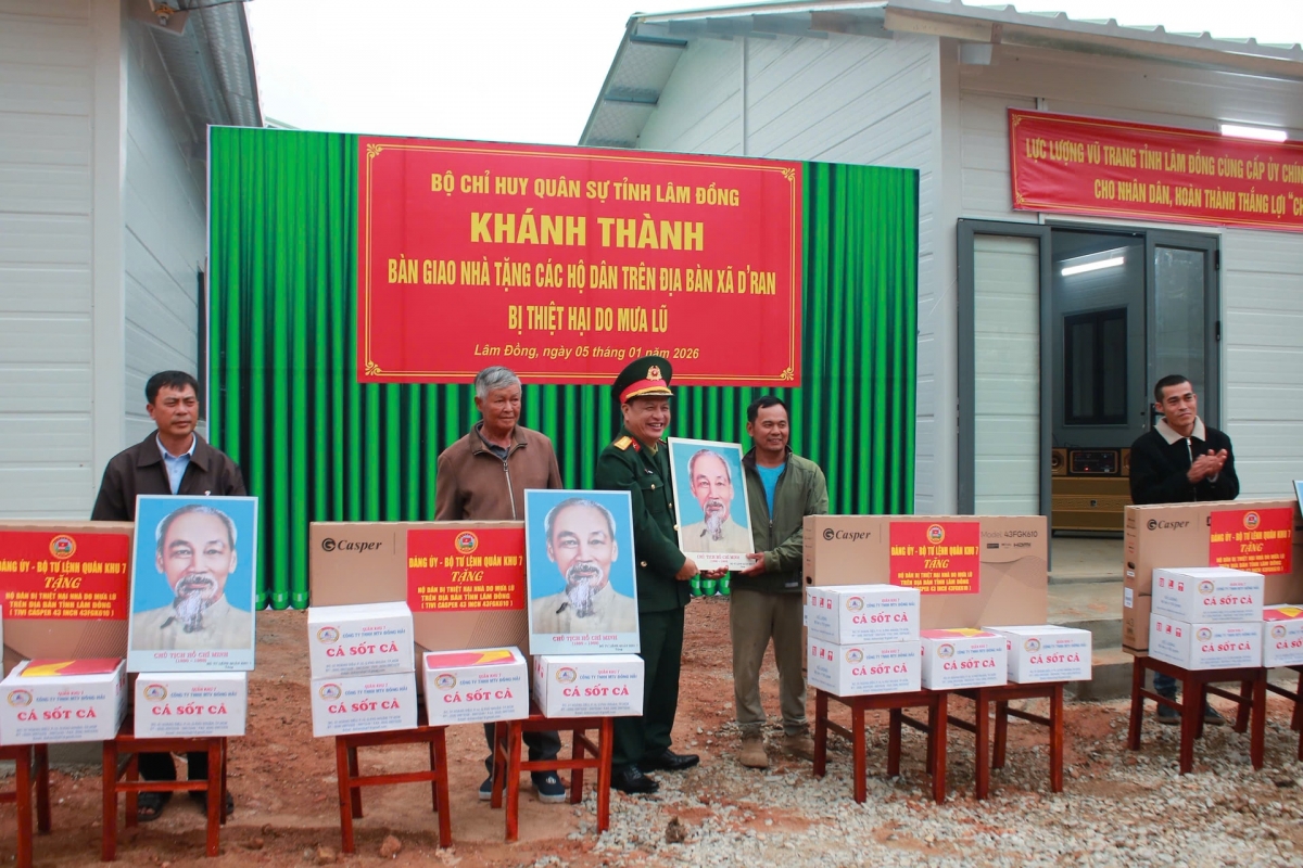 Đại tá Đinh Hồng Tiếng, Ủy viên Ban thường vụ Tỉnh ủy, Chỉ huy trưởng Bộ CHQS tỉnh tặng chân dung Bác Hồ cho các hộ dân