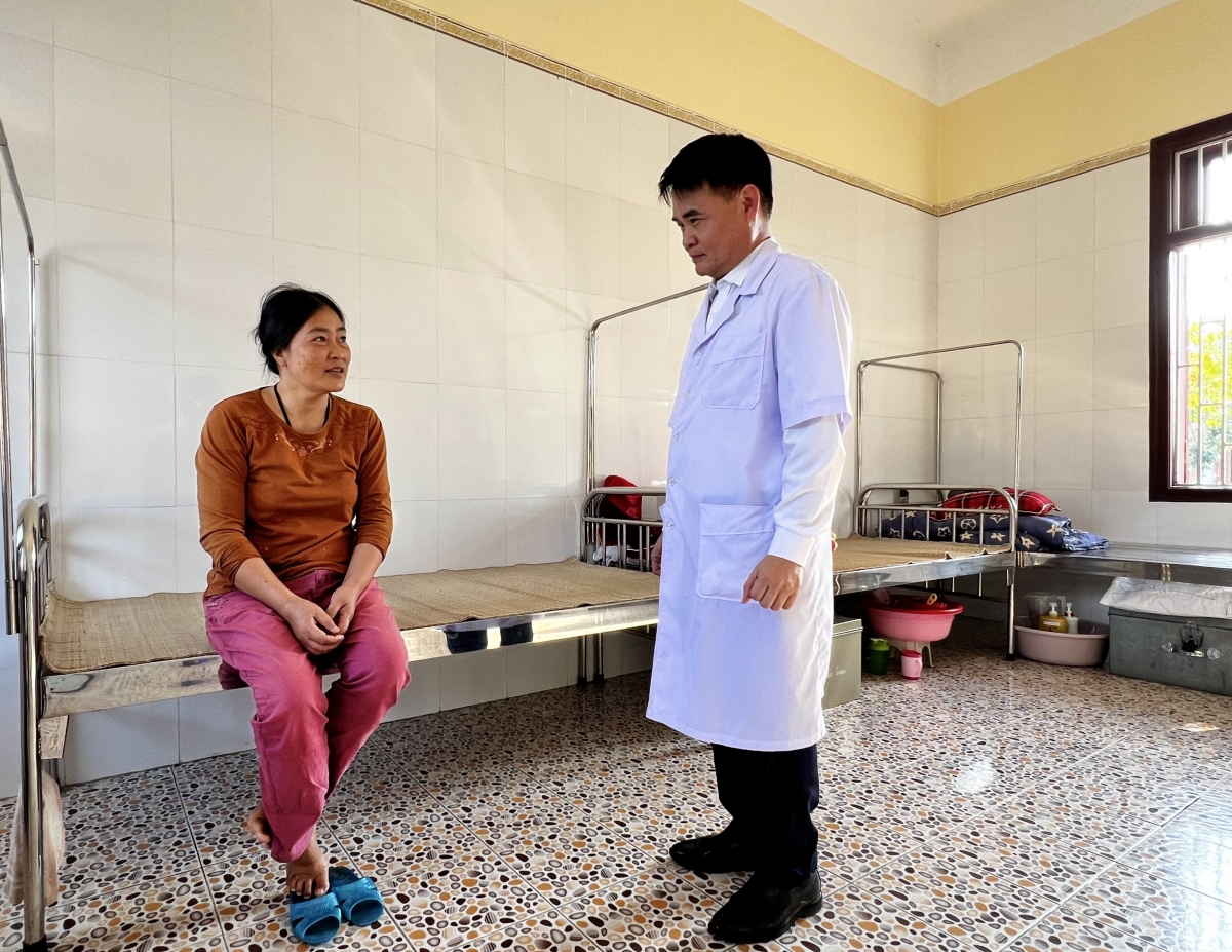 Bác sĩ Lê Văn Quyến - Phó Giám đốc Trung tâm bảo trợ xã hội số 1 Thanh Hóa trò chuyện, tư vấn sức khỏe cho người bệnh tâm thần