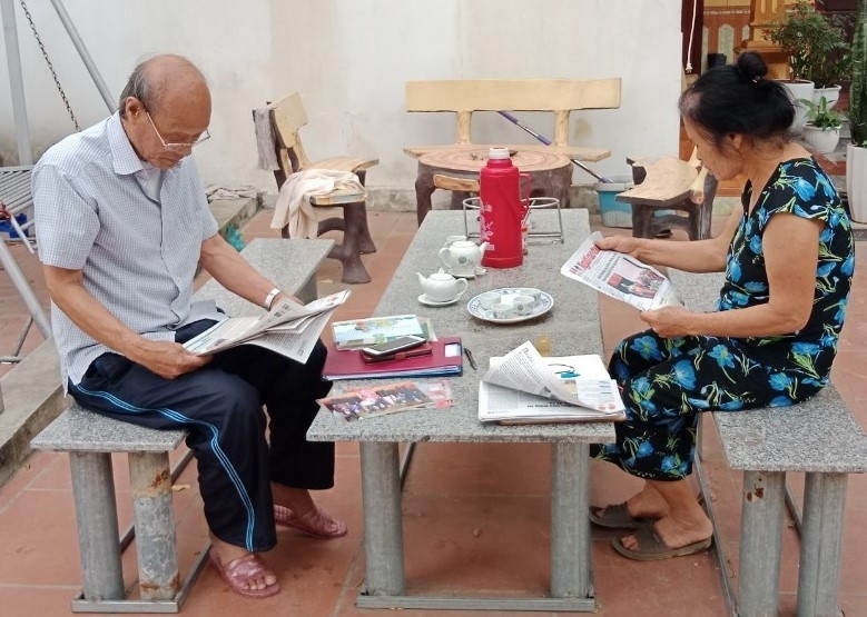 Người cao tuổi xã Xuân Lũng chủ động đọc báo, theo dõi thông tin về Đại hội Đảng toàn quốc lần thứ XIV, qua đó kịp thời nắm bắt chủ trương, định hướng lớn của Đảng và thêm vững tin, đồng thuận cùng sự phát triển của đất nước.