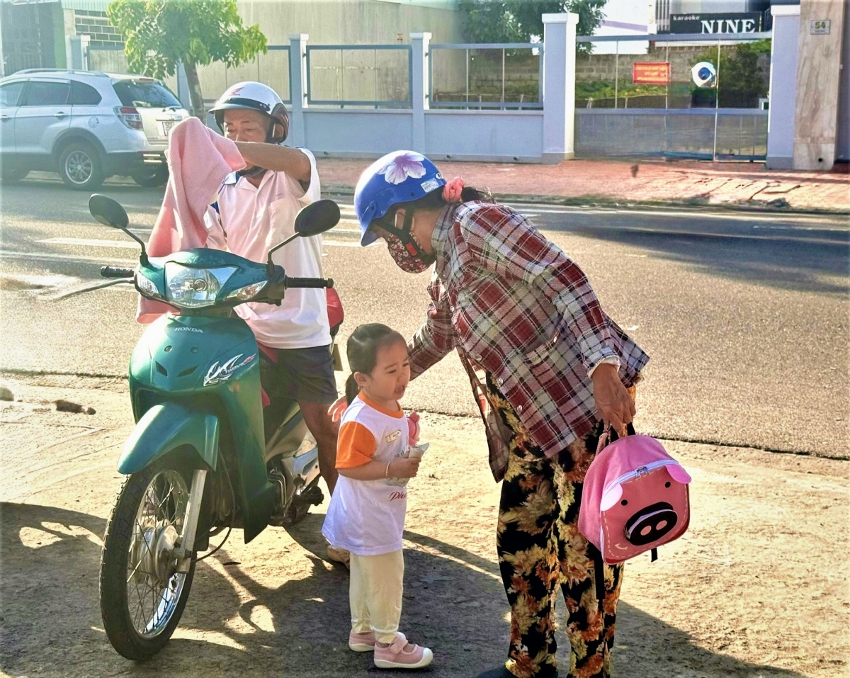 Nhiều ông bà cao tuổi vẫn phải chăm sóc các cháu thay bố mẹ đi làm ăn xa. Ảnh minh họa
