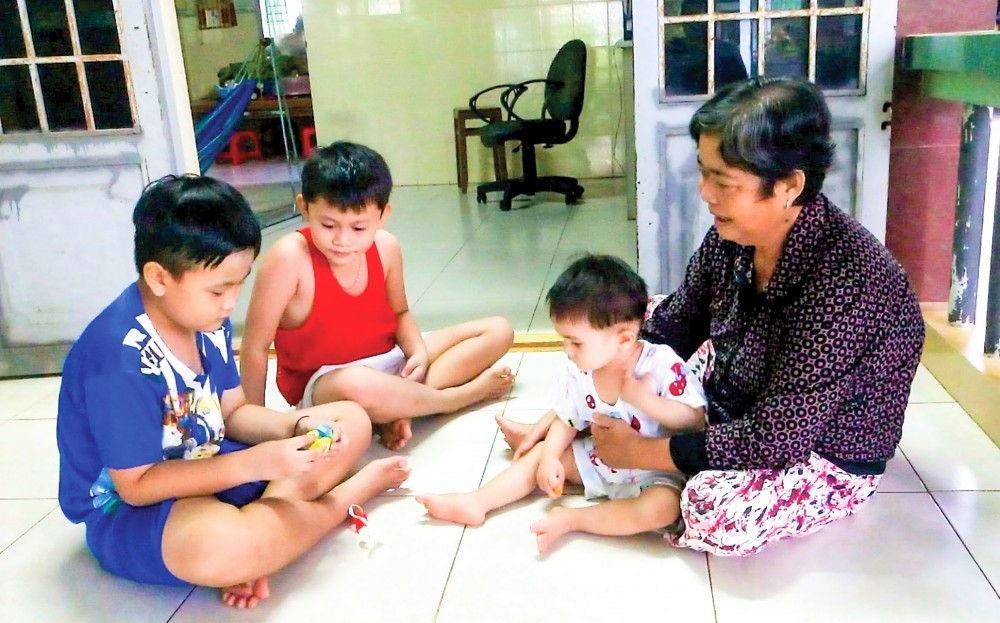 Khi người cao tuổi là những “lao động chăm sóc trẻ không lương”