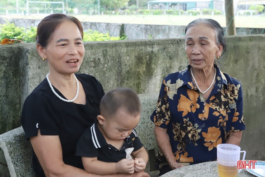 Khi người cao tuổi là những “lao động chăm sóc trẻ không lương”