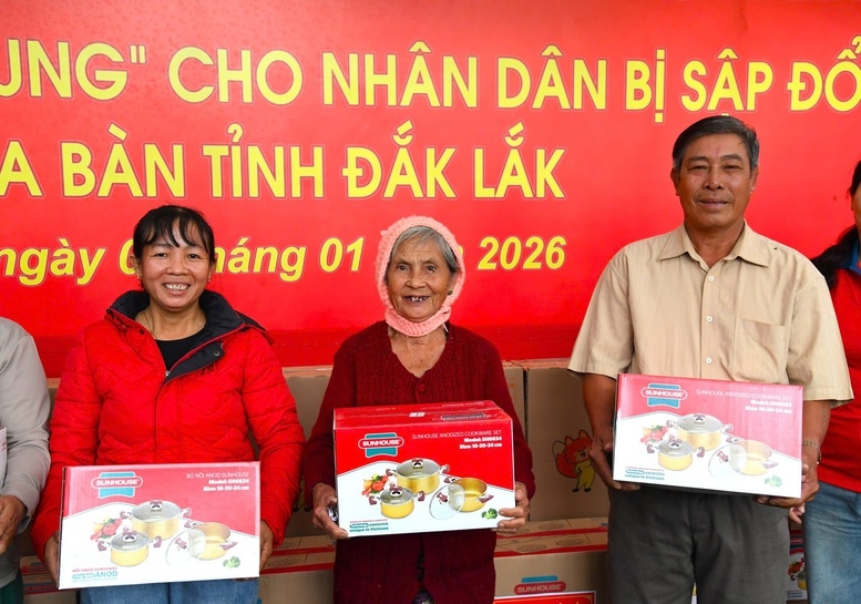 Niềm vui của người dân khi nhận nhà mới cùng với các phần quà do LLVT Quân khu 5 trao tặng