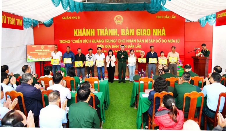 Quân khu 5 tổ chức lễ khánh thành, bàn giao nhà ở cho các hộ gia đình có nhà bị sập, đổ do mưa lũ, thuộc đợt 1 của Chiến dịch “Quang Trung” cho các hộ dân tại xã Tuy An Đông, tỉnh Đắk Lắk