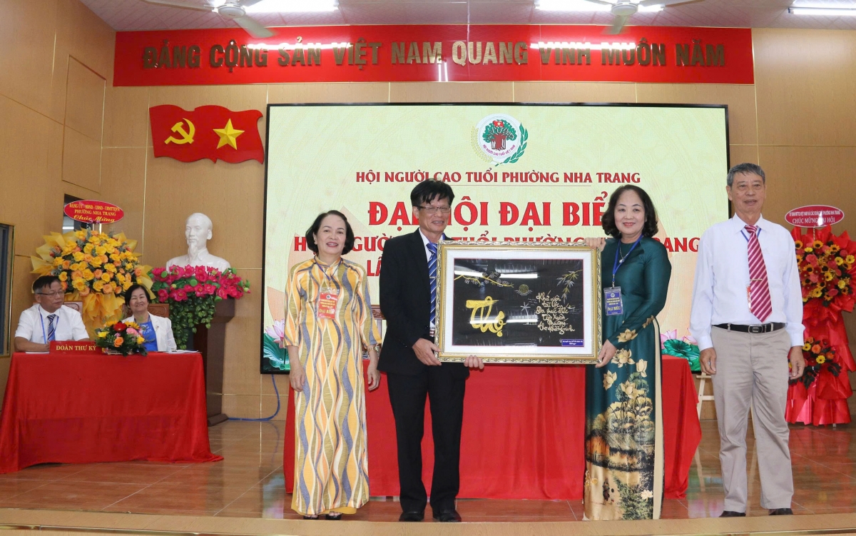 Lãnh đạo Hội NCT tỉnh Khánh Hòa tặng bức tranh chúc mừng Đại hội