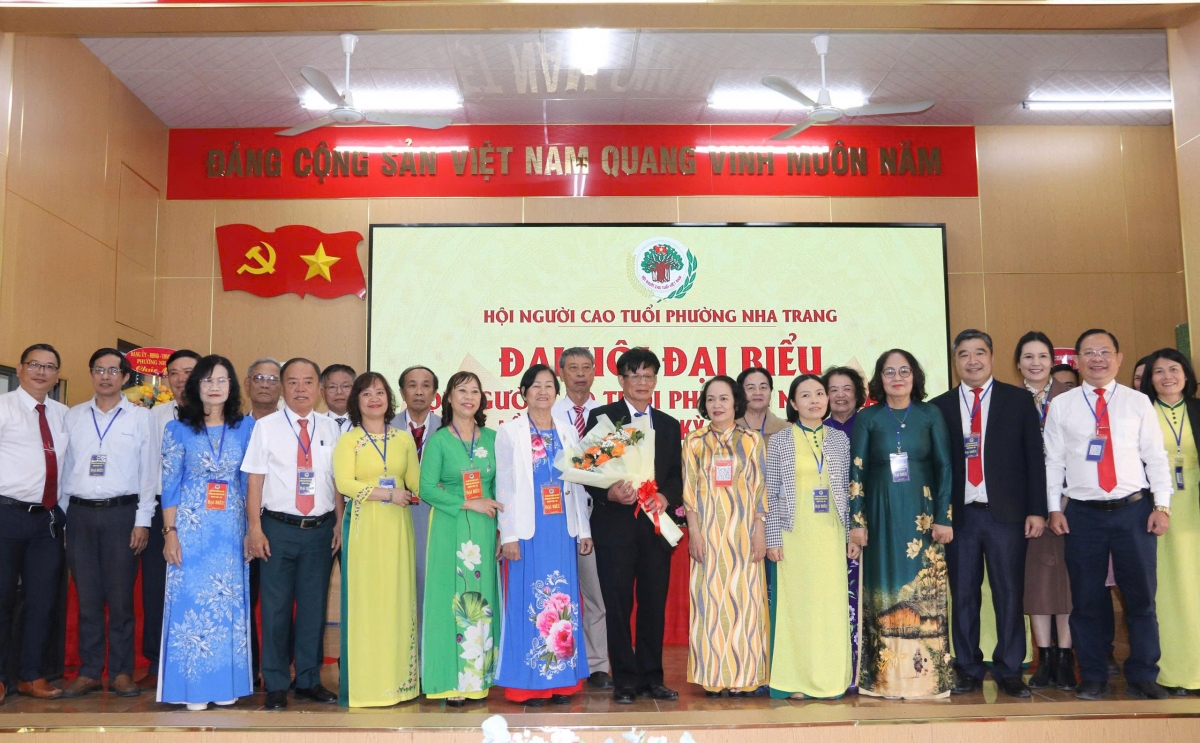 Lãnh đạo Hội NCT tỉnh và lãnh đạo phường Nha Trang tặng hoa chúc mừng Ban Chấp hành Hội NCT phường