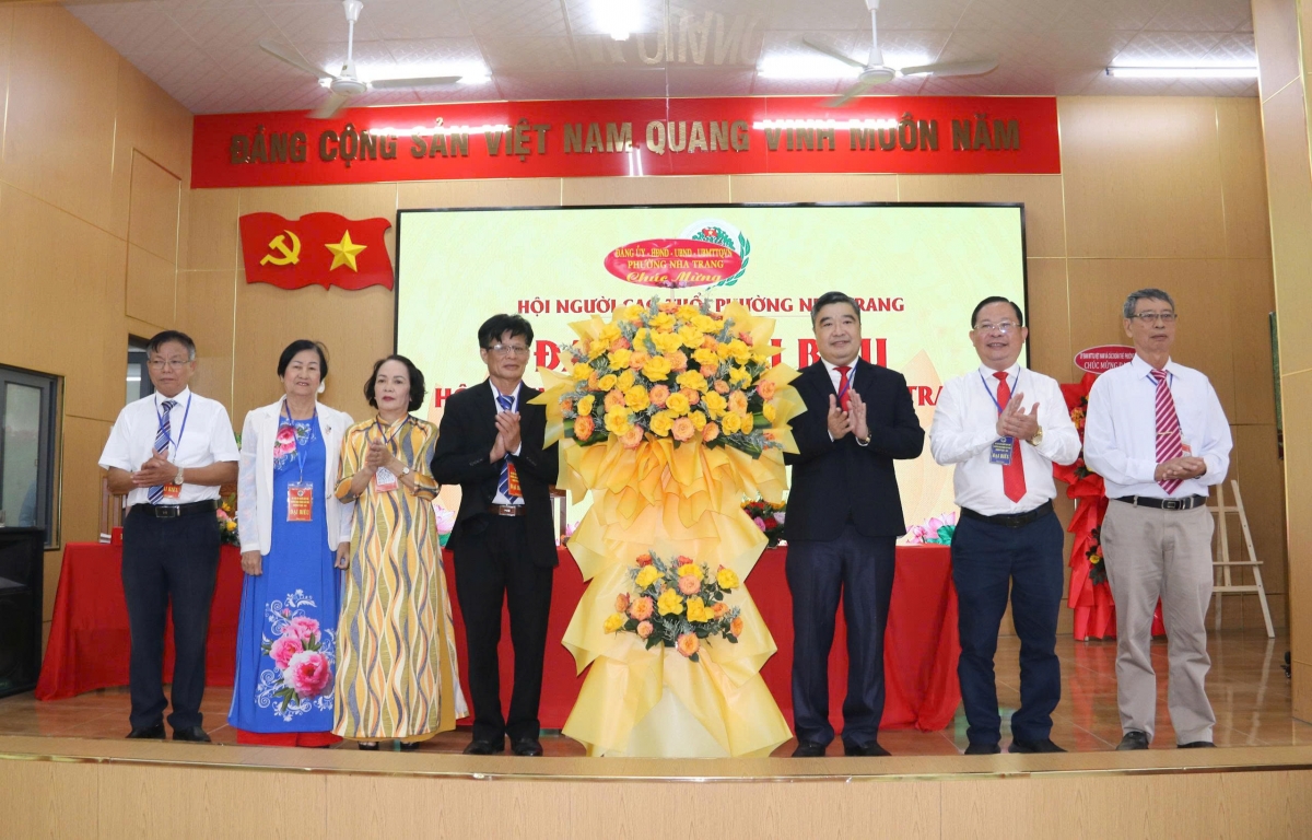 Lãnh đạo phường Nha Trang tặng hoa chúc mừng Đại hội