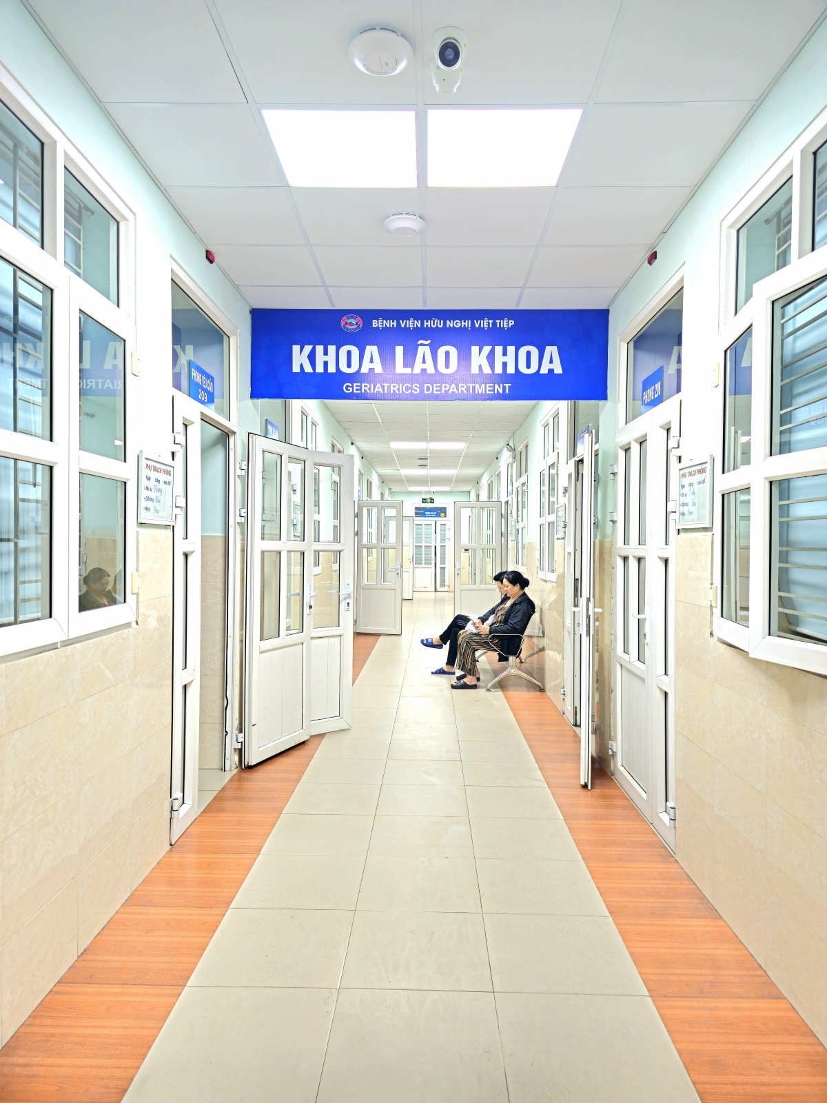 Khoa Lão khoa có chức năng khám và điều trị các bệnh lý nội khoa, lão khoa; quản lý, theo dõi các hội chứng lão khoa đặc trưng ở người cao tuổi mắc nhiều bệnh mạn tính cùng lúc. 