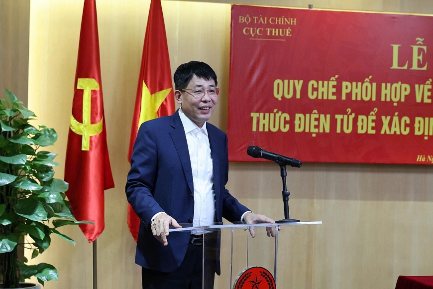 Phó Cục trưởng Cục Quản lý đất đai Mai Văn Phấn phát biểu tại buổi lễ.