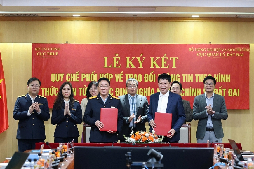 Đại diện 2 đơn vị trao Biển bản ghi nhớ về quy chế phối hợp.