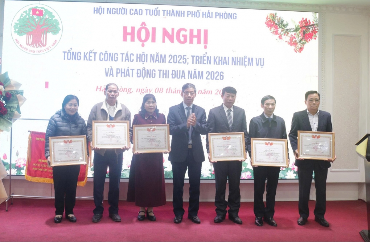 Hội Người cao tuổi thành phố Hải Phòng đã tặng Giấy khen cho 4 tập thể và 2 cá nhân có thành tích tiêu biểu.