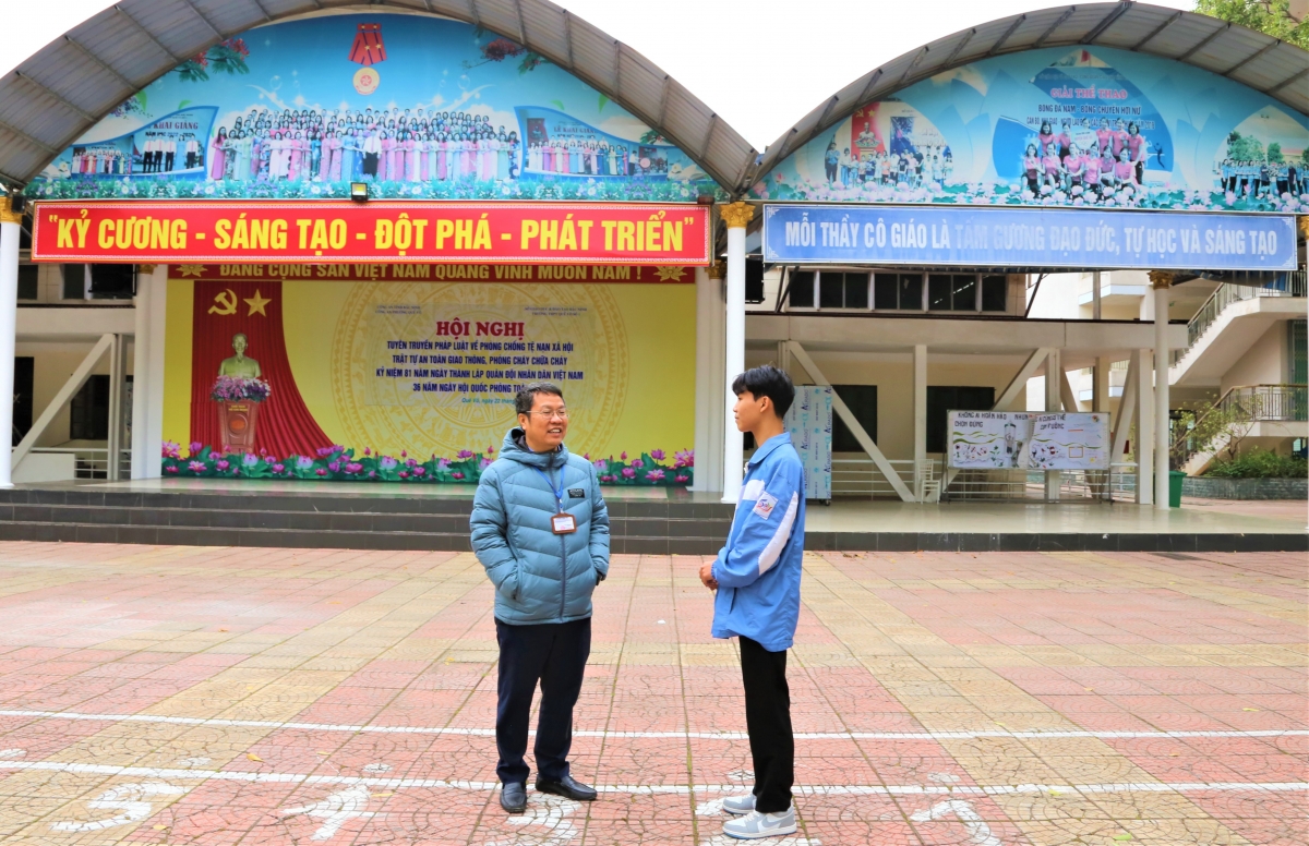 Quan tâm gần gũi, chia sẻ, nắm bắt tâm lý học sinh để có hướng giúp đỡ học sinh phát triển toàn diện