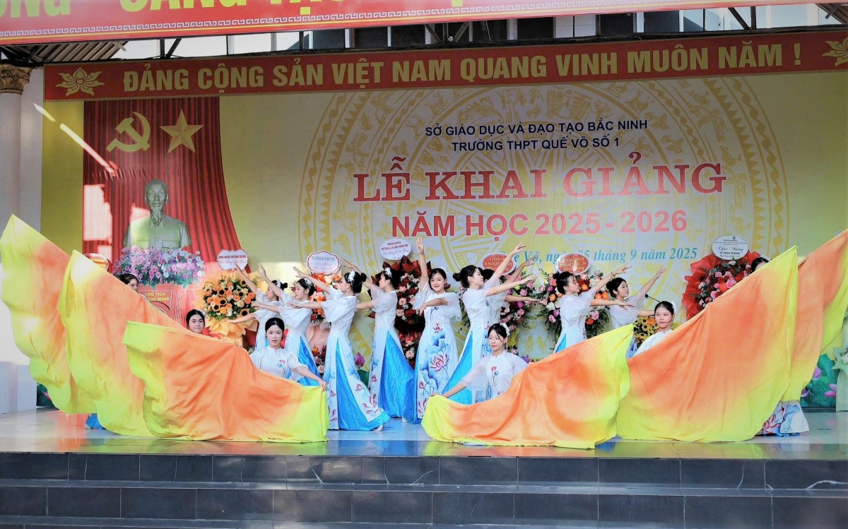 Tiết mục văn nghệ của học sinh Trưởng THPT Quế Võ 1