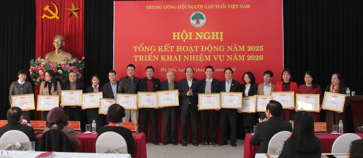 Khen thưởng cho các cá nhân rộng có thành tích xuất sắc trong năm 2025