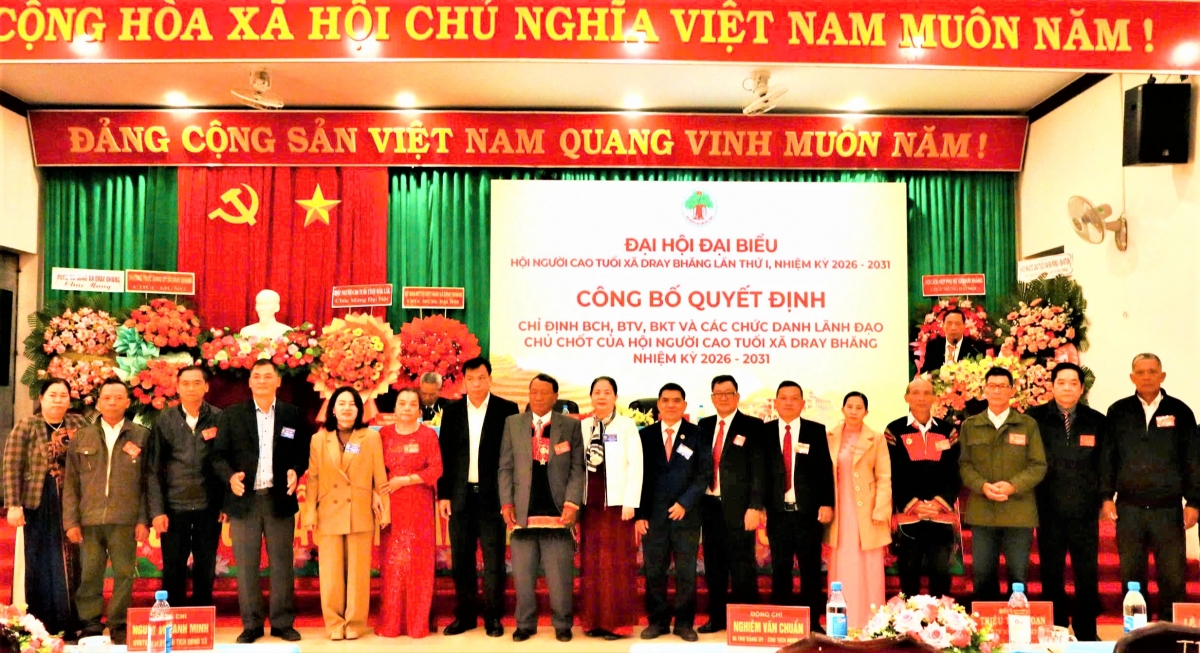 Lãnh đạo Hội NCT tỉnh Đắk Lắk và lãnh đạo xã Dray Bhăng chúc mừng Ban chấp hành Hội NCT xã