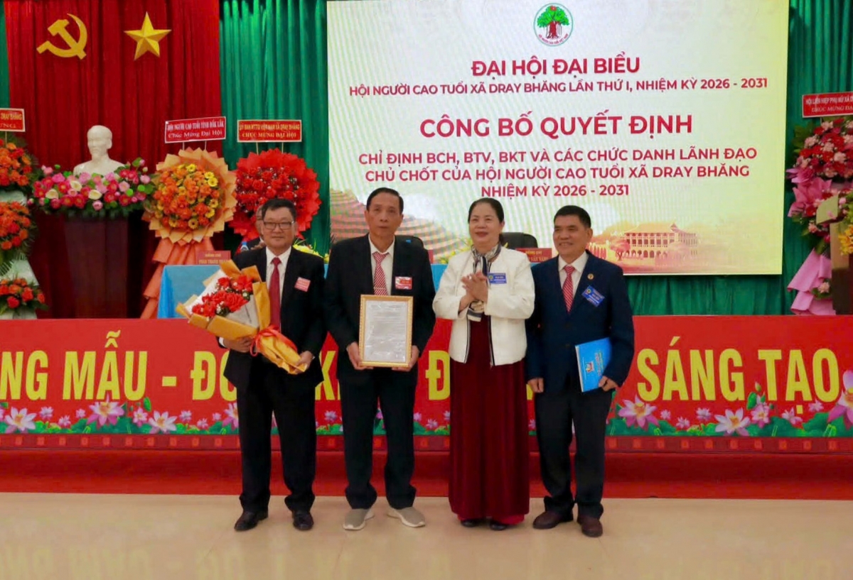 Lãnh đạo Hội NCT tỉnh trao quyết định chỉ định Ban Chấp hành, Ban Thường  vụ, Ban Kiểm tra Hội NCT xã Dray Bhăng