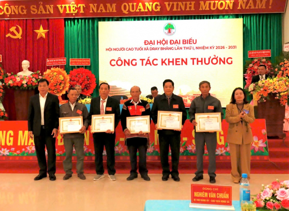 1 Trao Giấy khen của Chủ tịch UBND xã cho các tập thể, cá nhân xuất sắc