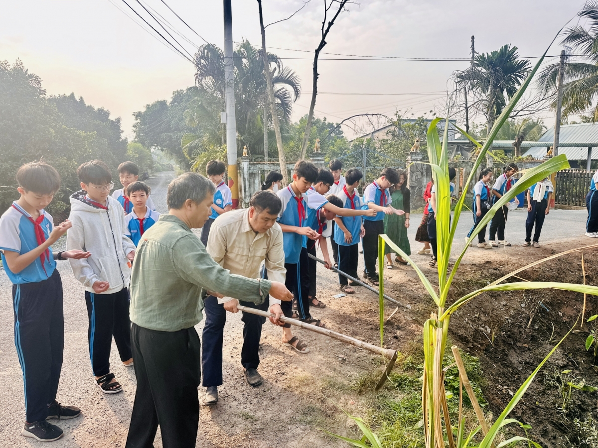 Lãnh đạo xã Bình Mỹ, TP. Hồ Chí Minh cùng cô trò Trường THCS Trung An tham gia gieo hạt, trồng cây trong chương trình “Chủ nhật xanh”.