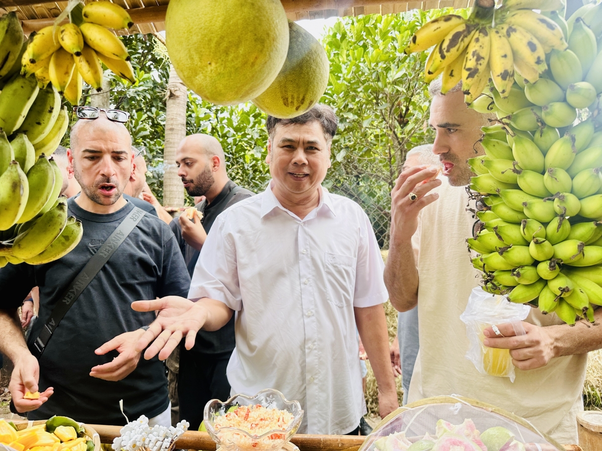 ông Dương Minh Tráng, Chủ tịch Hội Người cao tuổi xã Bình Mỹ giới thiệu các đặc sản địa phương tới du khách