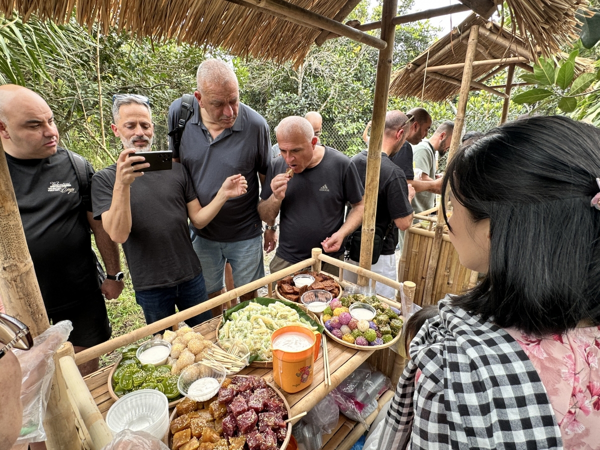 Các gian hàng trưng bày, quảng bá đặc sản địa phương của bà con nhân dân ấp An Hòa, xã Bình Mỹ.