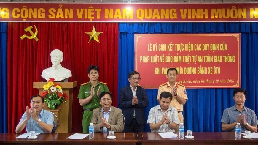 Buổi làm việc của lực lượng CSGT tại Công ty Cổ phần Mía đường 333 (xã Ea Knốp)