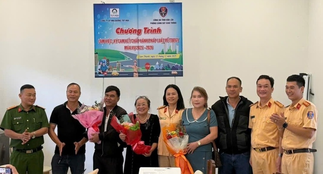 Buổi làm việc của lực lượng CSGT tại Công ty cổ phần Mía Đường Tuy Hòa (xã Sơn Thành)