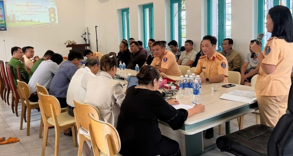 Buổi làm việc của lực lượng CSGT tại Công ty cổ phần Mía Đường Tuy Hòa (xã Sơn Thành)