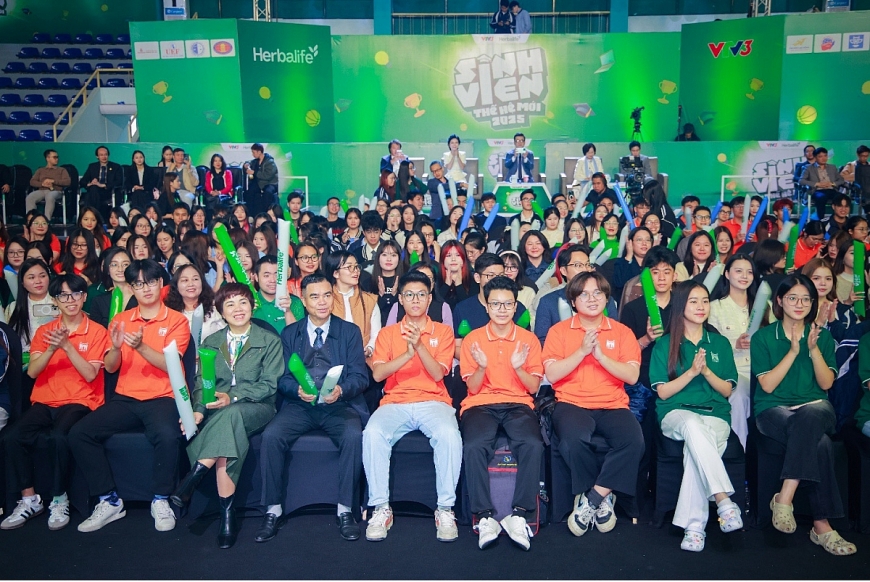 Rất đông sinh viên đến cổ vũ cho các đội chơi tại đến